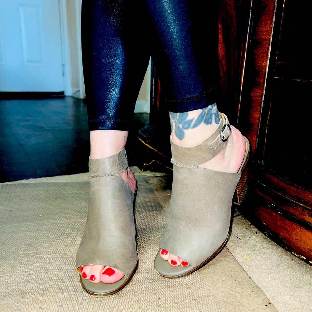 Lucky Brand Size 9.5
Distressed heeled open toe booties.